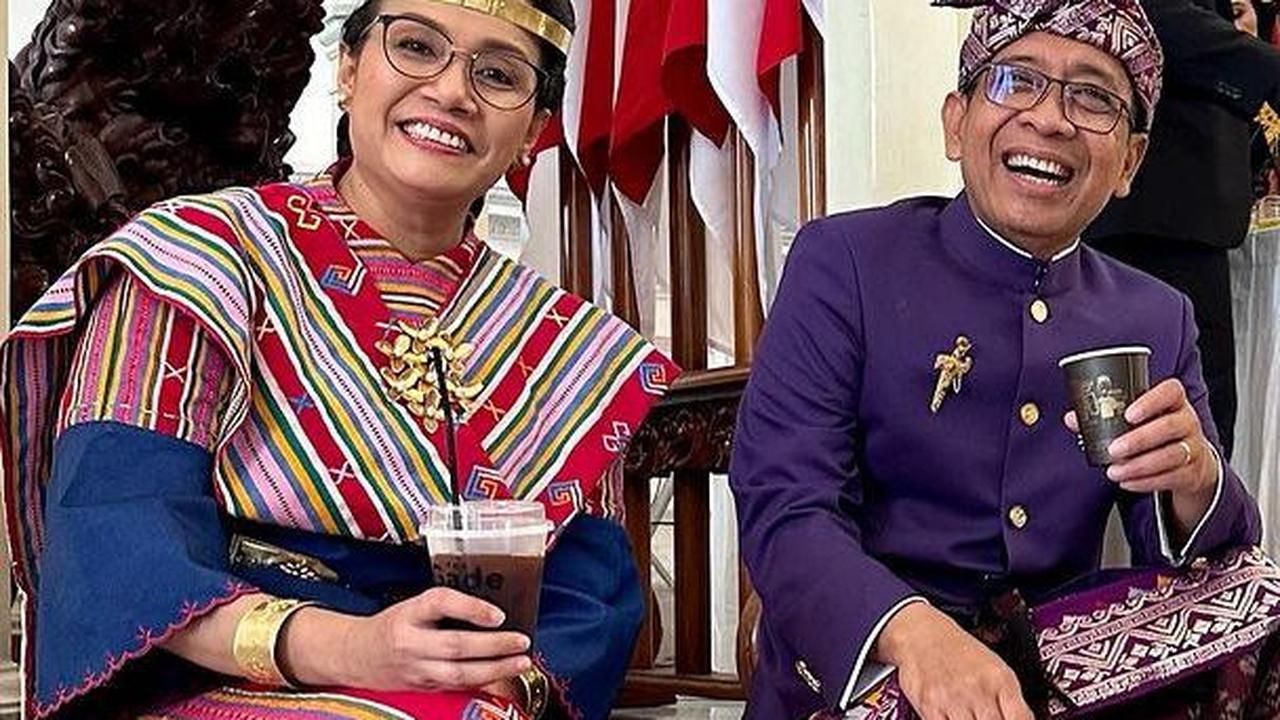Ngopi 'Ndeprok' Ala Menteri Jokowi di Tangga Istana