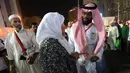 Jemaah haji berbincang dengan seorang penerjemah di kota suci Islam, Makkah, Arab Saudi, 17 Agustus 2018. Pemerintah Arab Saudi mengerahkan para penerjemah dari berbagai bahasa yang bekerja 24 jam per hari untuk membantu jemaah. (AFP/AHMAD AL-RUBAYE)