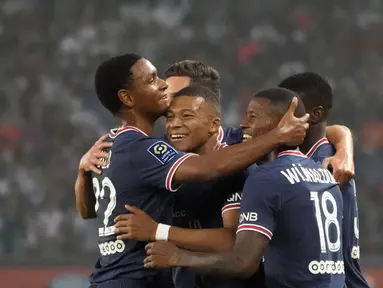 Penyerang Paris Saint-Germain (PSG) Kylian Mbappe berselebrasi dengan rekan setimya setelah mencetak gol ke gawang Strasbourg pada laga pekan kedua Liga Prancis di Stadion Parc des Princes, Minggu (15/8/2021) dini hari WIB. PSG membekuk tamunya Strasbourg 4-2. (AP Photo/Francois Mori)