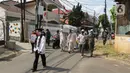 Petugas gabungan dari Kecamatan Cilandak mengarak instalasi peti mati jenazah Covid-19 di kawasan perumahan Fatmawati, Jakarta, Jumat (28/8/2020). Sosialisasi tersebut dilakukan untuk memberikan peringatan kepada warga akan bahaya penularan virus Covid-19. (Liputan6.com/Herman Zakharia)
