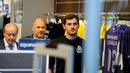 Iker Casillas saat berkunjung ke FC Porto Store  di Stadion Dragao, Porto, Portugal. (14/7/2015). (AP Photo/Paulo Duarte)