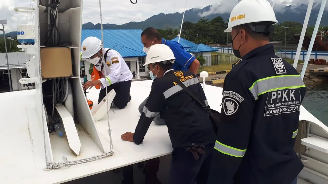 Direktorat Jenderal Perhubungan Laut Kementerian Perhubungan melakukan pengecekan kesiapan kapal laut di Pelabuhan Ambon. (Dok Kemenhub)