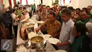 Presiden Joko Widodo saat makan siang bersama para pekerja di sektor transportasi di Istana Negara, Jakarta, Selasa (1/9/2015). Setidaknya ada 100 para pekerja di sektor transportasi yang diundang dalam jamuan tersebut. (Liputan6.com/Faizal Fanani)