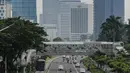 Arus lalu lintas kendaraan di Jalan Sudirman, Jakarta, Senin (13/4/2020). Hari ke-4 penerapan Pembatasan Sosial Berskala Besar (PSBB) di DKI yang dimulai sejak 10 April hingga 23 April 2020, arus lalu lintas di ruas jalan protokol  tersebut masih ramai kendaraan. (Liputan6.com/Faizal Fanani)