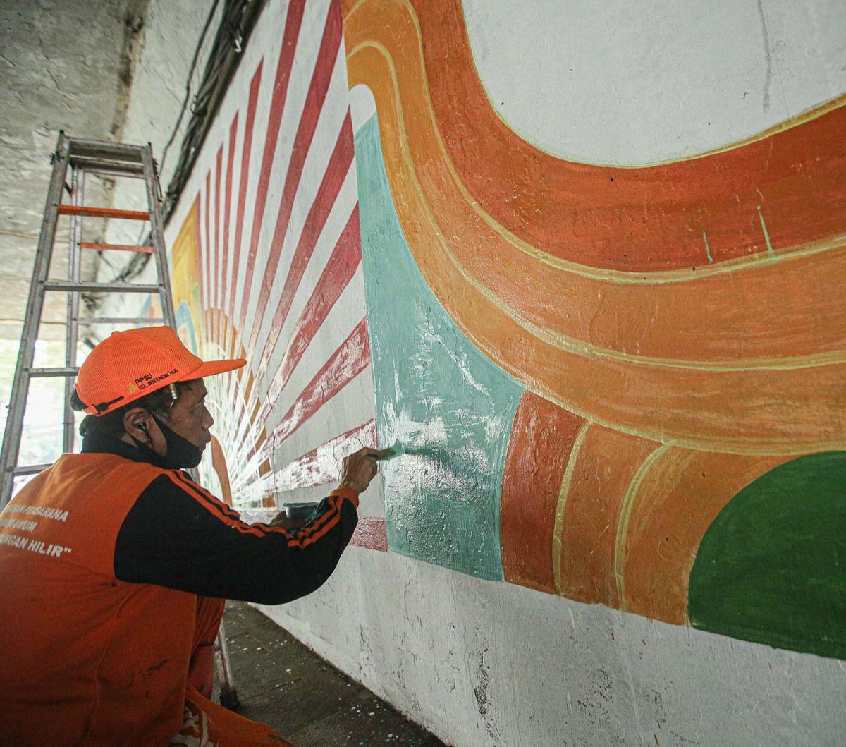 Guna mempercantik sudut Kota Jakarta, Petugas Penanganan Prasarana dan Sarana Umum (PPSU) dikerahkan untuk membuat mural di kolong Semanggi. Selain itu, pembuatan mural ini juga untuk mengantisipasi aktivitas vandalisme.
