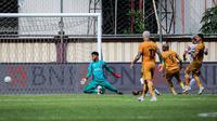 Kiper Bhayangkara FC, Aqil Savik kebobolan gol kedua oleh pemain PSS Sleman, Hokky Caraka (kanan) pada laga pekan ke-25 BRI Liga 1 2023/2024 di Stadion PTIK, Jakarta Selatan, Kamis (22/2/2024). (Bola.com/Bagaskara Lazuardi)