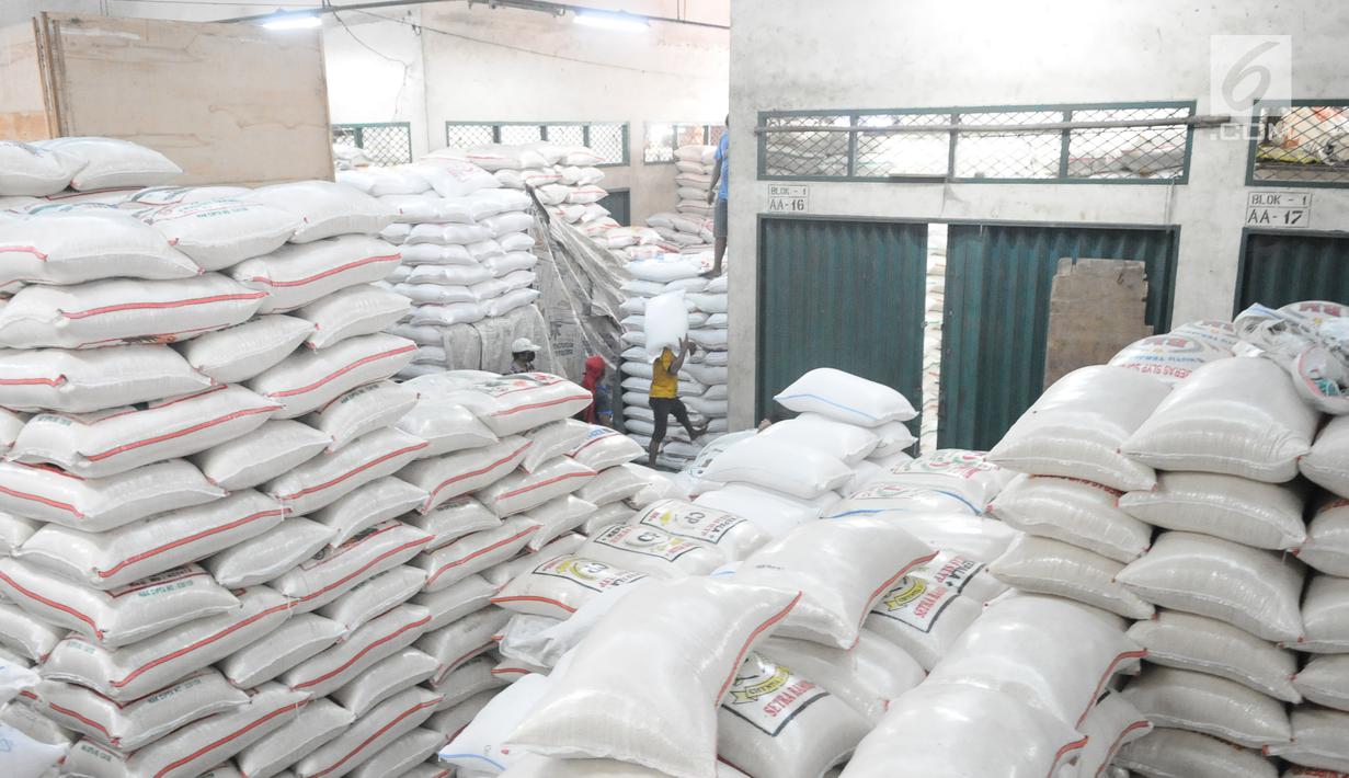 Pekerja memindahkan beras di pasar induk cipinang, Jakarta, Kamis (13/12). Direktur Pasar Induk Beras Cipinang Arief Prasetyo Adi memastikan, ketersediaan stok beras di pasar masih kategori aman jelang Natal dan Tahun Baru. (Liputan6.com/Angga Yuniar)