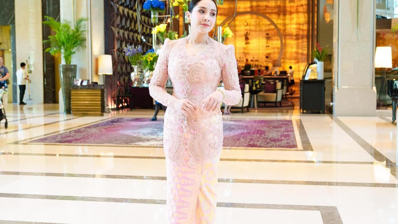 Potret Nagita Slavina Tampil Mengenakan Kebaya