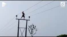 Seorang pria mabuk bergelantungan di kabel listrik tegangan tinggi di India. Beruntung saat itu terjadi pemadaman listrik.