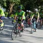 Peserta Group Ride Indonesia ke-4 GFNY Mandalika, GFNY Bali - IFG Life bersepeda melintasi Kota Makasar hingga pinggir pantai Losari dan area bangunan Benteng Rotterdam, di Makasar, Sulawesi Selatan (12/03/2023).(Liputan6.com/HO)