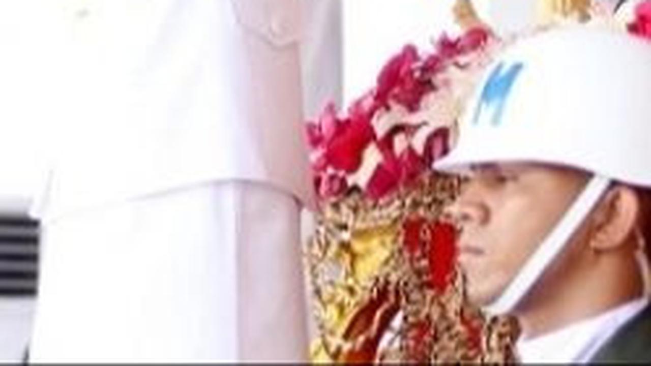 Ketika bertugas sebagai pembawa baki, paras cantik Nilam sukses jadi sorotan hingga ramai jadi perbincangan di tengah masyarakat.