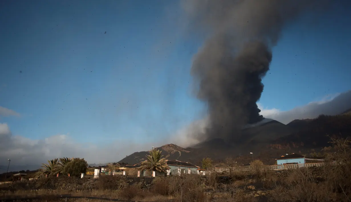 Gunung berapi Cumbre Vieja, dilihat dari Las Manchas, memuntahkan lava, abu dan asap, di Pulau Canary La Palma (4/10/2021). Lapisan magma besar terus terbentuk di lautan Atlantik. (AFP/Jorge Guerrero)