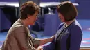 Anne Holton berjabat tangan dengan Karen Pence menjelang dimulainya debat cawapres AS di Longwood University, Virginia, Selasa (4/10). Debat yang mempertemukan dua cawapres AS, Tim Kaine dan Mike Pence berlangsung cukup tegang. (AFP/Mark Wilson)