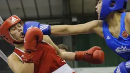 Petinju Rusia, Darima Sandakova, memukul lawannya petinju Hungaria, Szimonetta Pallas (merah), pada babak kualifikasi kelas 69 kilogram Bocskai Istvan International Memorial Boxing Turnamen ke-61. (EPA/Zsolt Czegledi)