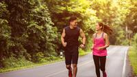 Pria dan wanita tengah jogging. (Shutterstock)