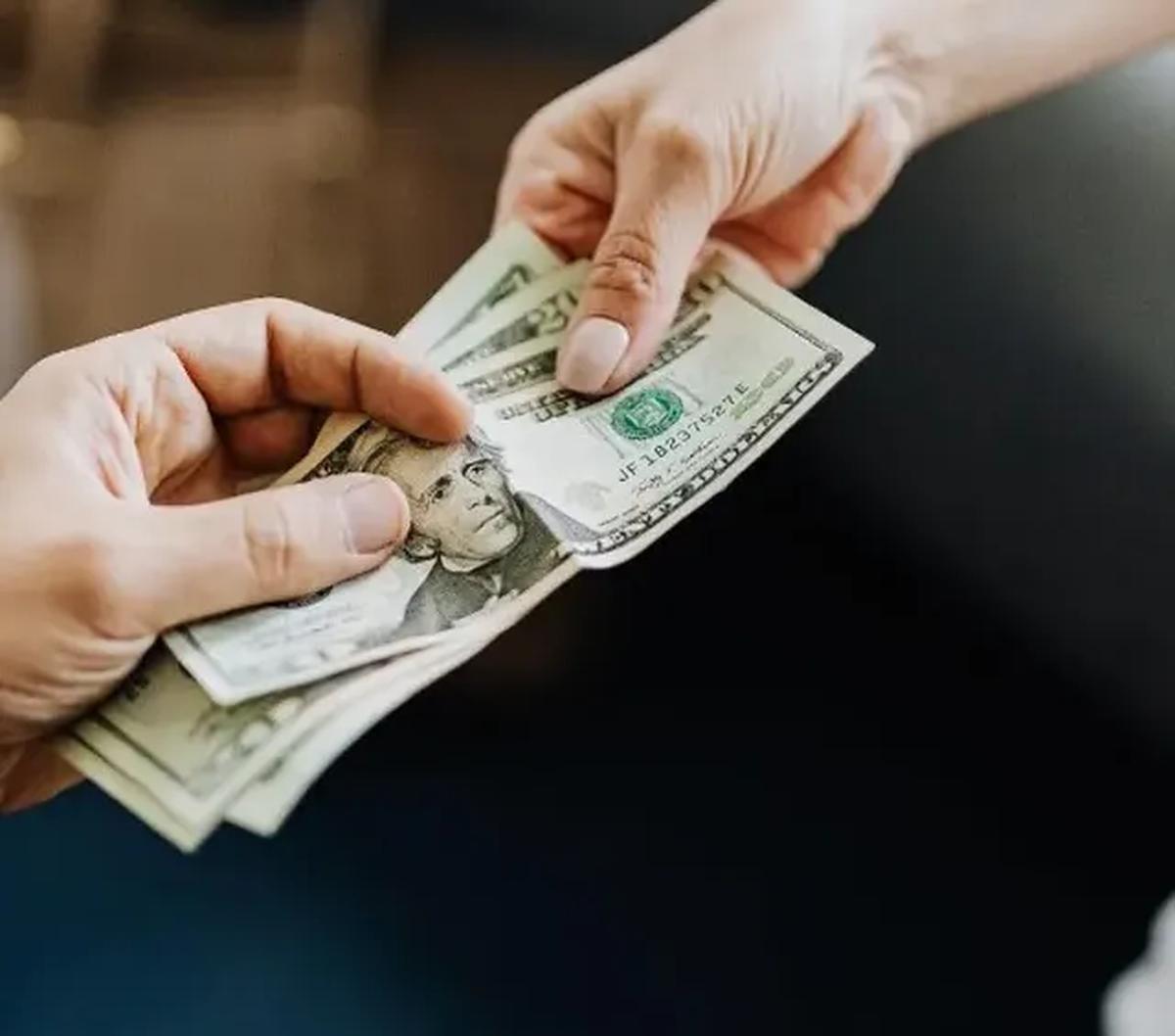 Deretan negara yang memiliki upah minimum paling tinggi:

1. Luksemburg - USD2.140 atau Rp31.351.000 
2. Australia - USD2.022 atau Rp29.622.300 
3. Belanda - USD1.895 atau Rp27.761.750 4. Selandia Baru - USD1.866 atau