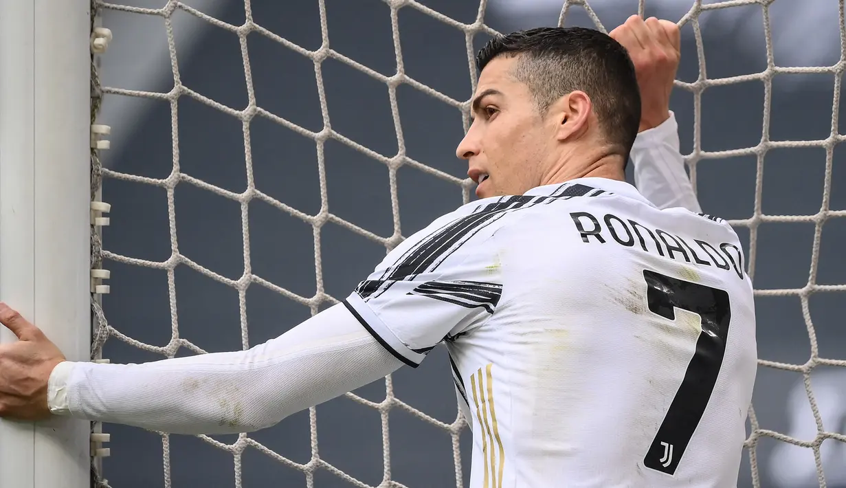 Cristiano Ronaldo. Striker Juventus berusia 36 tahun ini telah mencetak 29 gol dalam 33 pertandingan di Serie A dan menjadi top skor sementara di Liga Italia musim ini. Sebelumnya ia juga pernah menjadi top skor di dua kompetisi elit Eropa, Inggris dan Spanyol. (AFP/Marco Bertorello)