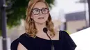 Aktris Laura Linney berbicara selama Upacara Bintang Hollywood Walk of Fame-nya di Hollywood Walk of Fame di Los Angeles, California (25/7/2022). Peraih nominasi Oscar tiga kali itu dianugerahi bintang di Hollywood Walk of Fame pada hari Senin, yang katanya "di luar mimpi terliar saya". 25 Juli juga dinyatakan sebagai Hari Laura Linney di Hollywood. (AP Photo/Damian Dovarganes)