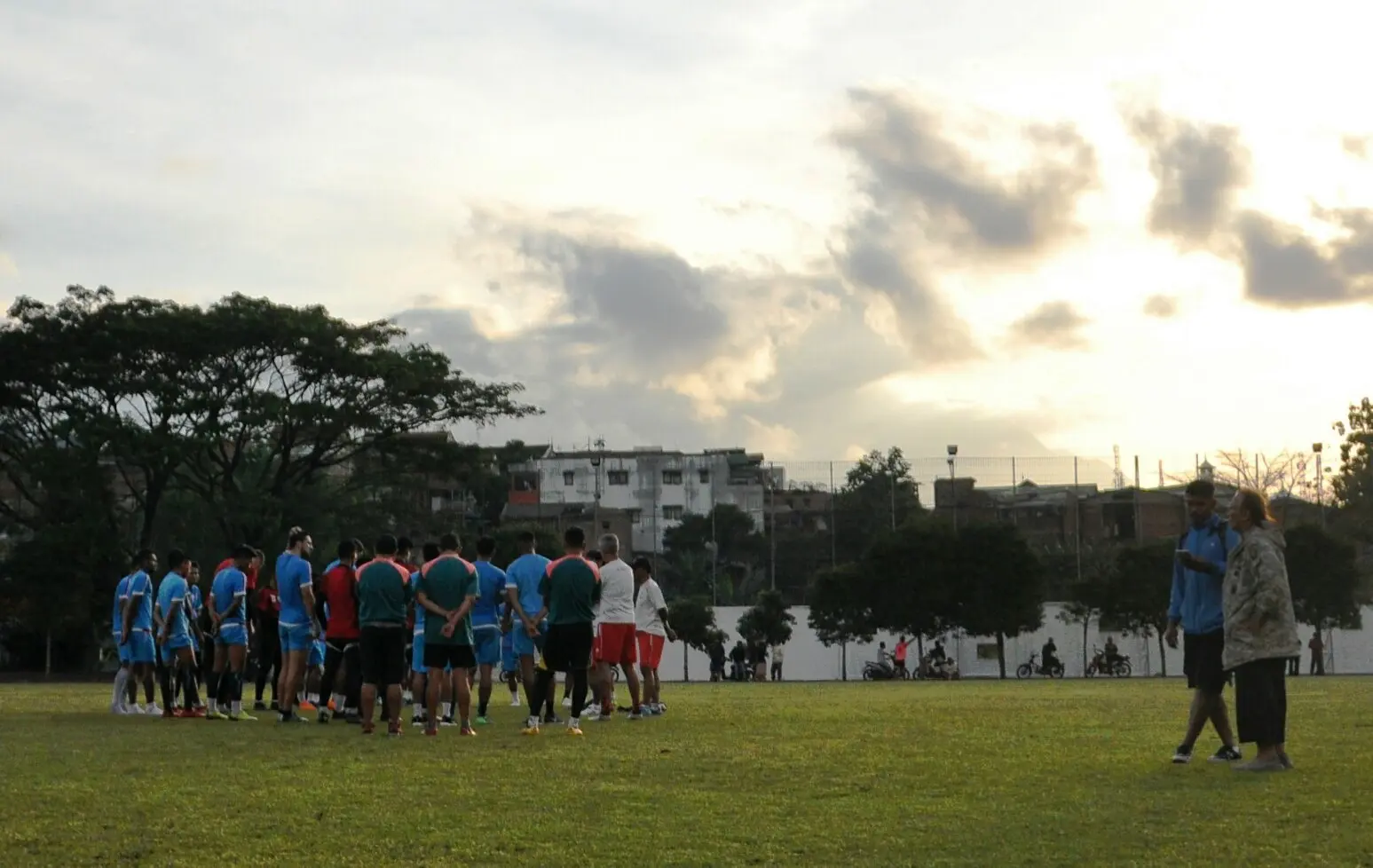 Arema FC berlatih di lapangan Universitas Muhammadiyah Malang (UMM). (Bola.com/Iwan Setiawan)