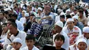 Seorang kakek duduk di kursi roda sambil mendengarkan khotbah usai Salat Idul Fitri di kawasan Senen, Minggu (25/6). Hari Raya Idul Fitri 1438 H disambut umat muslim dengan melaksanakan salat Ied di masjid dan tempat terbuka. (Liputan6.com/Johan Tallo)