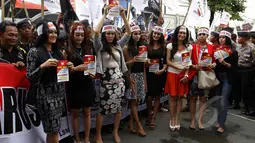 Para wanita cantik tersebut melengkapi diri dengan ikat kepala bertuliskan 'Save Polri' saat berunjuk rasa di depan PN Jakarta Selatan, Senin (2/2/2015). (Liputan6.com/Johan Tallo)