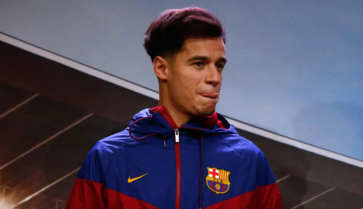 Ekspresi Philippe Coutinho saat diperkenalkan sebagai pemain baru Barcelona di Camp Nou, Barcelona, (7/1). Coutinho menjadi pemain termahal dunia ke dua dibawah Neymar yang diboyong klub Prancis, PSG. (AP Photo/Manu Fernandez)