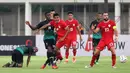 Pemain Timnas Indonesia, Ricky Kambuaya berebut bola dengan pemain Tanzania, Yusuph Ally Kagoma saat laga persahabatan yang berlangsung di Stadion Madya, Senayan, Jakarta, Minggu (02/06/2024). (Bola.com/Abdul Aziz)