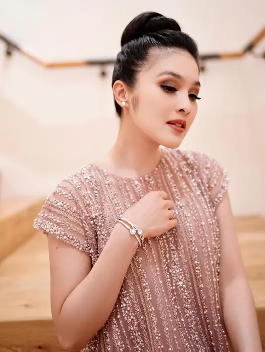 Makeup yang soft dengan lipstik berwarnna kecoklatan memang jadi andalah wanita keturunan Tionghoa-Indonesia saat tampil dengan makeup natural. Memiliki mata yang indah, bulu mata yang lentik jadi favorit untuk tampil sempurna pemain 'Quickie Express' ini.(Liputan6.com/IG/@sandradewi88)
