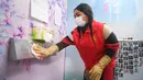 Franca asal Nigeria mendisinfeksi tombol lift di Universitas Barat Daya di Chongqing, China, 18 Februari 2020. Sejumlah pelajar asing di Chongqing ambil bagian dalam kampanye pengendalian epidemi dengan terlibat dalam pekerjaan sukarela. (Xinhua/Wang Quanchao)