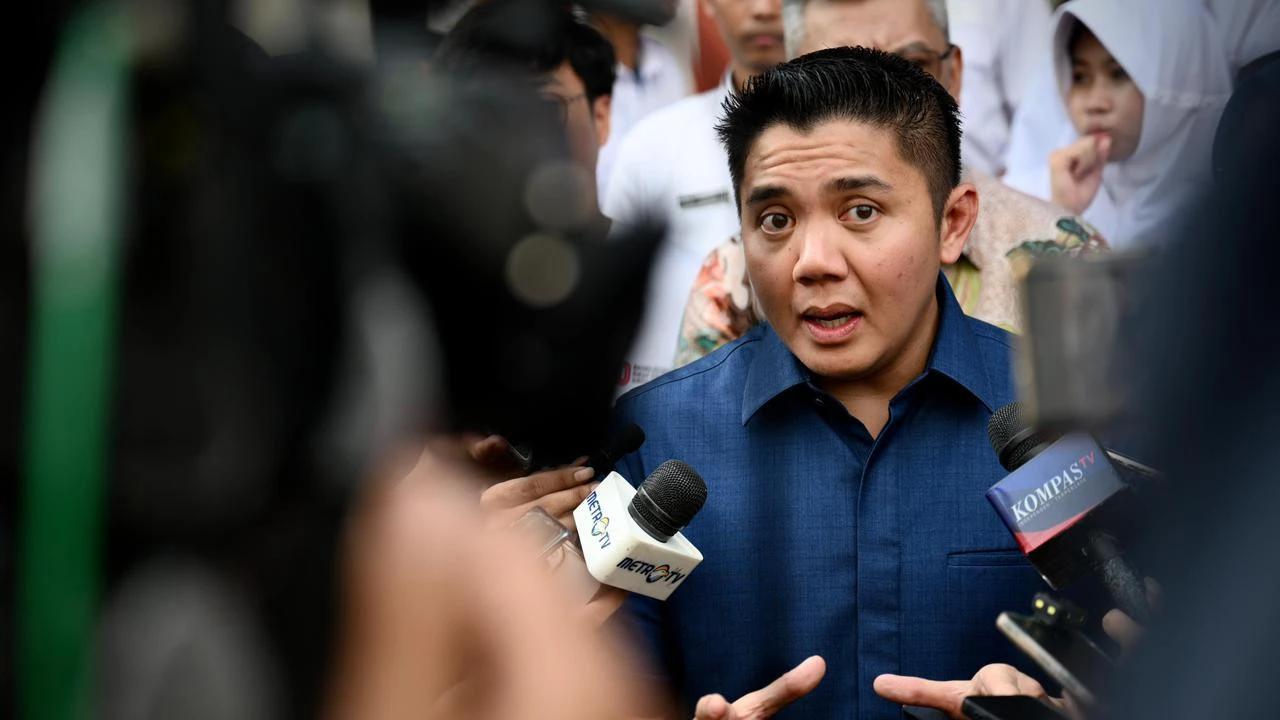 VIDEO: Fans Membludak Bikin Satu Stadion Bergemuruh, Ekspresi Seskab Teddy Cool Tahan Senyum