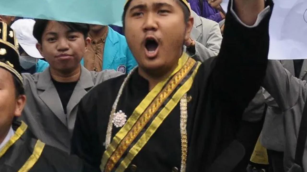 Mereka berorasi untuk menolak keputusan Mahkamah Konstitusi (MK) soal penetapan batas umur calon wakil presiden.