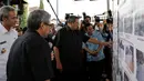 SBY tampak menunjuk ke titik jalan yang akan diperbaiki. (Rumgapres/ Abror Riski)