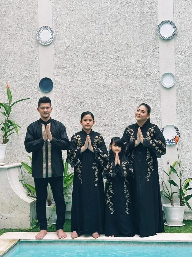10 Potret Seleb Rayakan Lebaran dengan Keluarga, Outfitnya Kompak