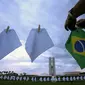 Sapu tangan putih yang mewakili warga Brasil yang meninggal karena COVID-19 digantung di atas lapangan untuk memprotes kebijakan kesehatan pemerintah di luar Kongres Nasional, Brasilia, Senin (18/10/2021). Brasil pada 8 Oktober melampaui 600.000 kematian akibat virus corona. (AP Photo/Eraldo Peres)
