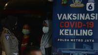 Polisi berbincang dengan warga saat Vaksinasi Covid-19 keliling di Kawasan Bulungan, Jakarta, Kamis (24/6/2021). Polda Metro Jaya membuka layanan vaksinasi Covid secara massal dengan berkeliling di Kawasan Bulungan, Jakarta, Kamis (24/6/2021). Malam. (merdeka.com/Imam Buhori)