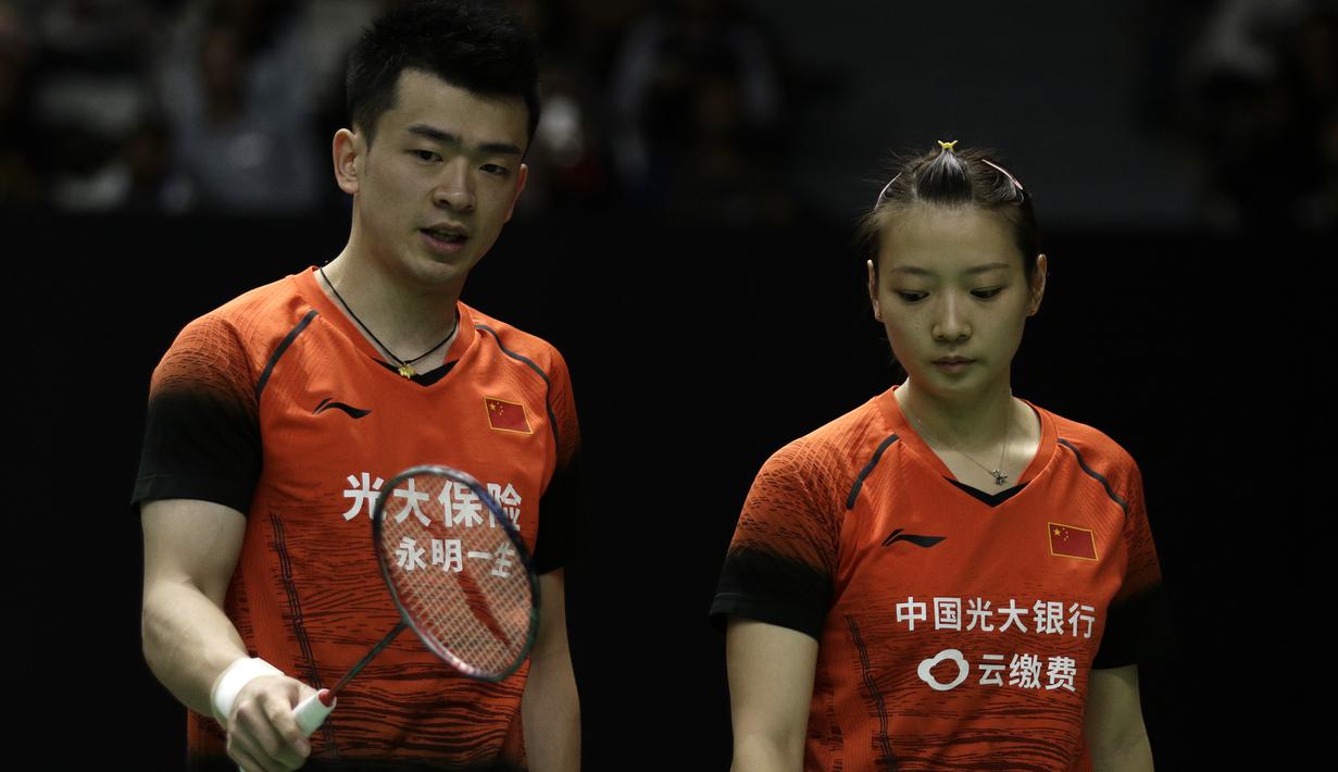Ganda campuran China, Zheng Si Wei/Huang Ya Qiong, berbincang saat menghadapi ganda Indonesia, Hafiz Faizal/Gloria Emanuelle Widjaja pada laga Indonesia Masters 2020 di Istora Senayan, Jakarta, Selasa (14/1). Hafiz/Gloria kalah 14-21, 13-21. (Bola.com/Yoppy Renato)