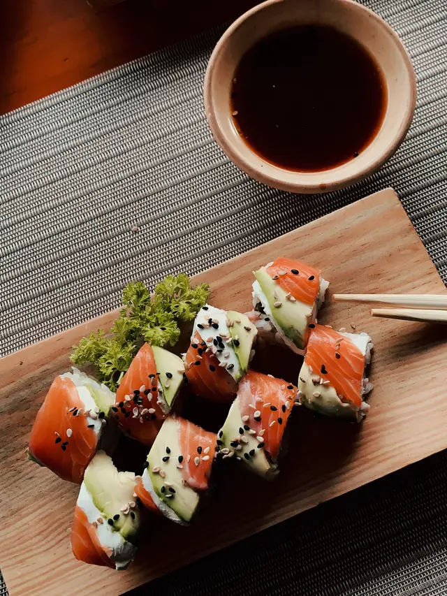 Ilustrasi olahan ikan mentah yaitu sushi