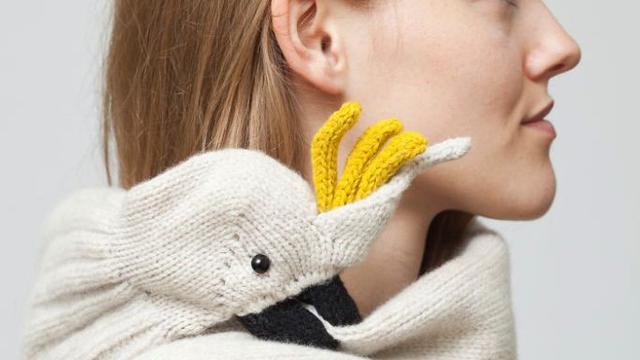 8 Syal Rajut 3D Ini Miliki Sensasi 'Digigit' Hewan, Gemas!