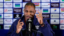 Pelatih Timnas Indonesia, Patrick Kluivert memberikan keterangan dalam konferensi pers menjelang laga putaran ketiga Grup C Kualifikasi Piala Dunia 2026 di Stadion Utama Gelora Bung Karno (SUGBK), Senayan, Jakarta, Senin (24/03/2025). (Bola.com/Bagaskara Lazuardi)