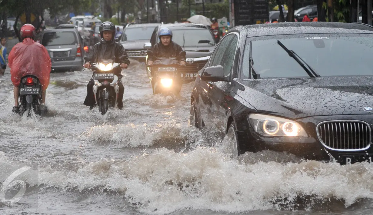 Kendaraan motor menerobos banjir di kawasan Kemang, Jakarta Selatan, Rabu (26/4). Akibat hujan deras, kawasan di Jalan Kemang kembali tergenang air. (Liputan6.com/Yoppy Renato)
