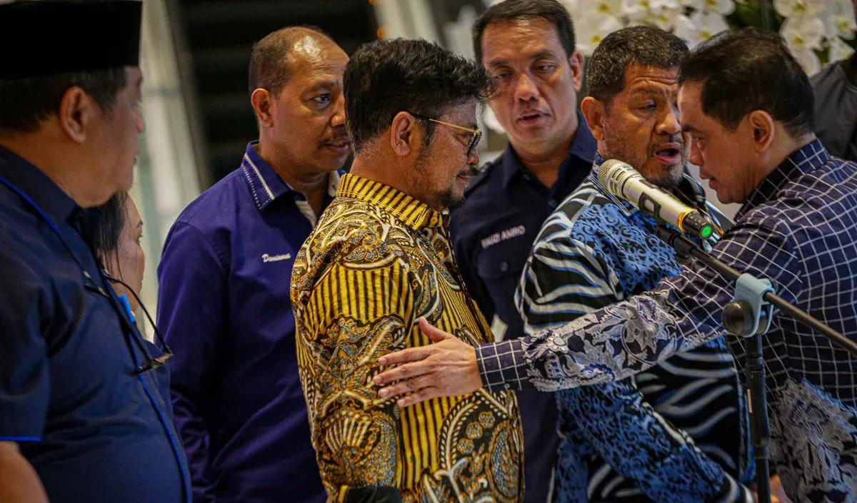Sebagai informasi, Menteri Pertanian (Mentan) Syahrul Yasin Limpo (SYL) masih irit bicara. Dia memilih tidak berkomentar lebih lanjut di tengah isu penetapan tersangka dirinya atas kasus dugaan korupsi oleh KPK.<br>