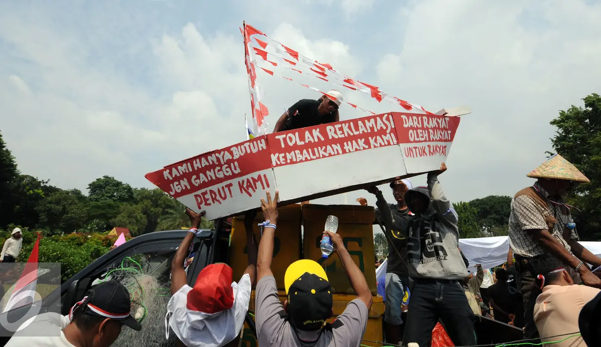 Nelayan menurunkan miniatur perahu saat melakukan aksi unjuk rasa di depan Istana Merdeka Jakarta, Kamis (21/4/2016). Dalam aksinya, mereka menolak reklamasi teluk Jakarta dan menolak penggusuran pemukiman nelayan. (Liputan6.com/Helmi Fithriansyah)