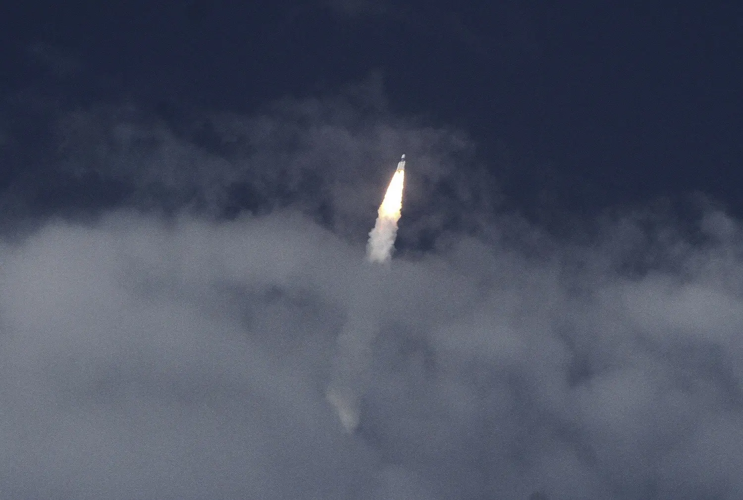 India meluncurkan roket Geosynchronous Satellite Launch Vehicle Mark-III pada 5 Mei 2017 (AP)
