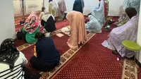 Zaskia Adya Mecca Soroti Kebiasaan Aneh Pengunjung Saat Salat di Musala Mal.&nbsp; foto: (dok.Instagram @zaskiadyamecca/https://www.instagram.com/p/DInZBJxyOyp/Henry)