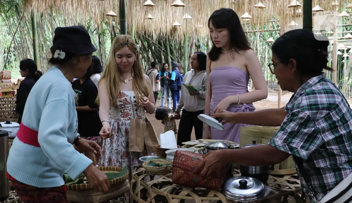 Selain itu, revitalisasi juga ditujukan untuk menambah dan meningkatkan daya tarik pesona wisata Desa Penglipuran di Kabupaten Bangli, Bali, Rabu (16/8/2023). (Liputan6.com/Helmi Fithriansyah)