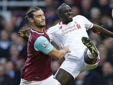 Bek Liverpool, Mamadou Sakho, berebut bola dengan striker West Ham, Andy Carroll, pada laga Liga Premier Inggris di Stadion Boleyn Ground, Inggris, Sabtu (2/1/2016). Liverpool takluk 0-2 dari West Ham. (Reuters/John Sibley)