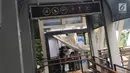 Pekerja menyelesaikan pembangunan lift pada jembatan penyeberangan orang di kawasan Senayan, Jakarta, Senin (13/5). Pembangunan lift pada tiga JPO yang berada di Jalan Sudirman itu bertujuan meningkatkan kenyamanan kepada warga dan ditargetkan rampung akhir bulan ini.(Liputan6.com/Immanuel Antonius)