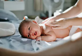 Ilustrasi pijat pada bayi/copyright unsplash.com/Khoa Pham