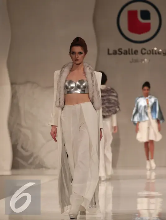 Model memamerkan busana karya mahasiswa Lasalle Collage yang eksplorasi budaya Bali pada Fashion Nation di Senayan City, Jakarta (15/4). Tahun ini LaSalle College Jakarta meluluskan 126 mahasiswa dari enam jurusan. (Liputan6.com/Gempur M Surya)