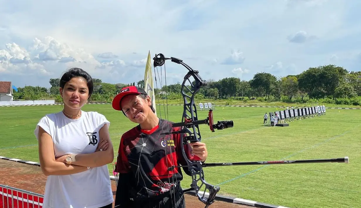 Sebagai single parent, Nikita Mirzani, telah mencetak seorang putri berprestasi. Niki saat menemani Laura Meizani Mawardi bertanding panahan di Tournament Archery Champions 2021. (Foto: Instagram/@nikitamirzanimawardi_172)